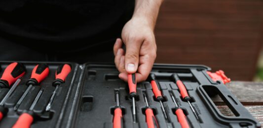 Best Screwdriver Sets UK 2026 — From Basic DIY to Professional Trade